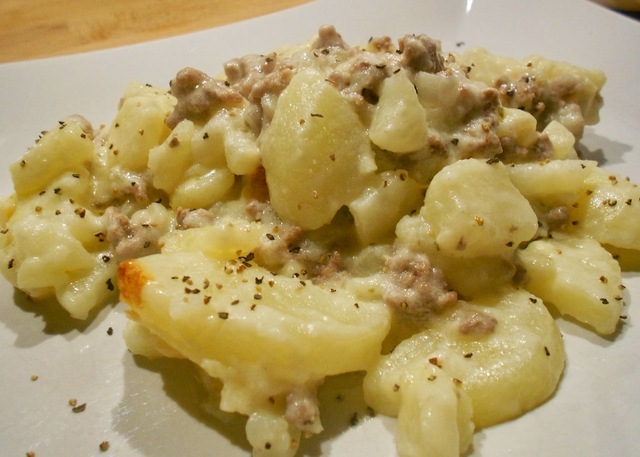 Potatis- & köttfärsgratäng med vitlök