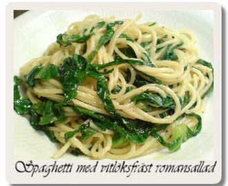 Spaghetti med vitlöksfräst romansallad