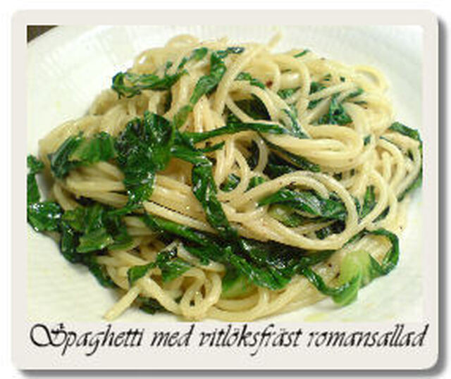 Spaghetti med vitlöksfräst romansallad