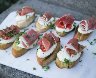 Bruschetta med kronärtskocksmajonnäs och lufttorkad skinka