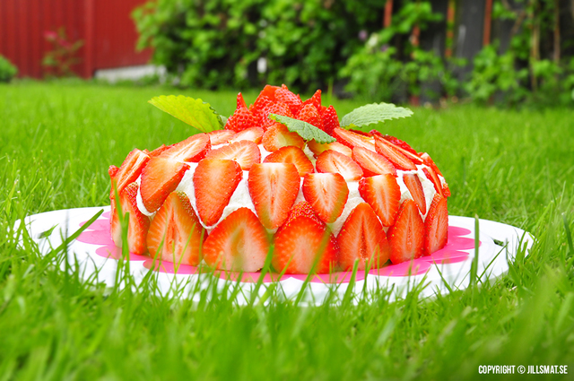 Mazarintårta med jordgubbar och vaniljkräm