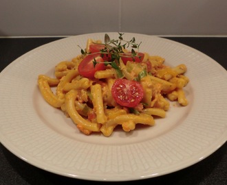 Snabbpasta med tonfisk bacon och grönsaker i tomatcremefraichesås