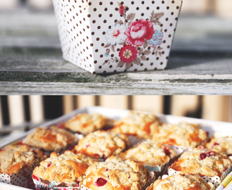 Muffins med lingon, kokos, hallon och crumble