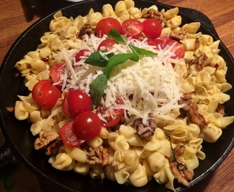 Fylld pasta med chili, salvia och kanderade valnötter