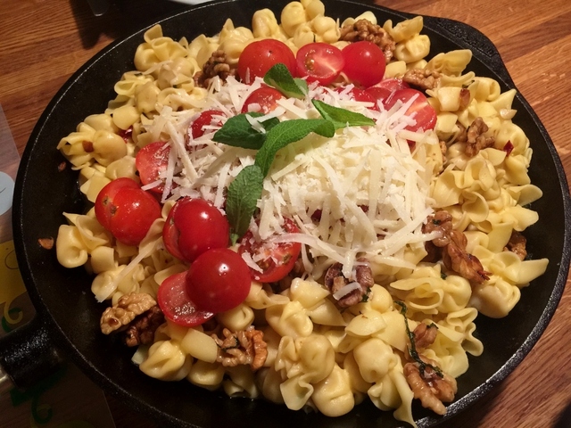 Fylld pasta med chili, salvia och kanderade valnötter