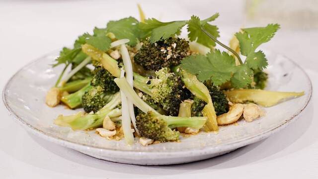 Saltkokt broccoli med ingefärsdressing