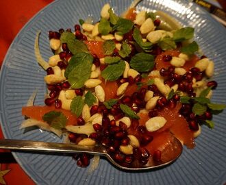 Julsallad med granatäpple och saltrostad mandel