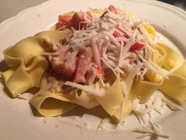 Pappardelle pasta med krämig tonfisksås