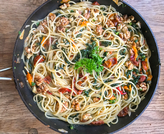 Pasta med salvia, chili och kanderade valnötter