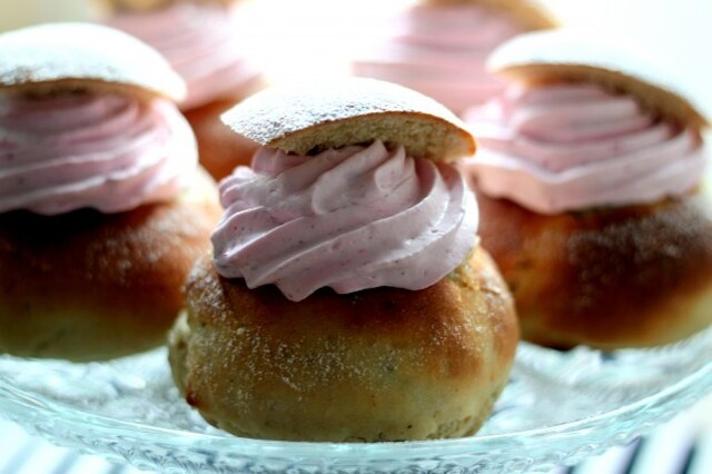 Långjästa semlor med lingongrädde