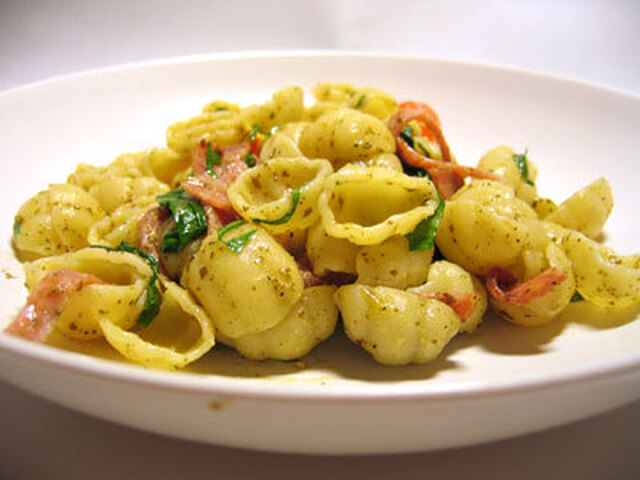 Pasta med pesto, salami och spenat