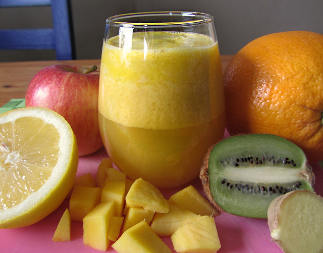 Gör din egen juice - Mango apelsin äpple citron kiwi ingefära