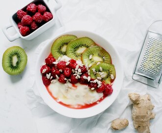 Having a cold? Oat Yoghurt Bowl with Fruits, and Ginger- and Honey Sauce