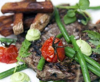 Entrecote med bönor, bakade tomater, dijon- och dragonkräm samt pommes frites