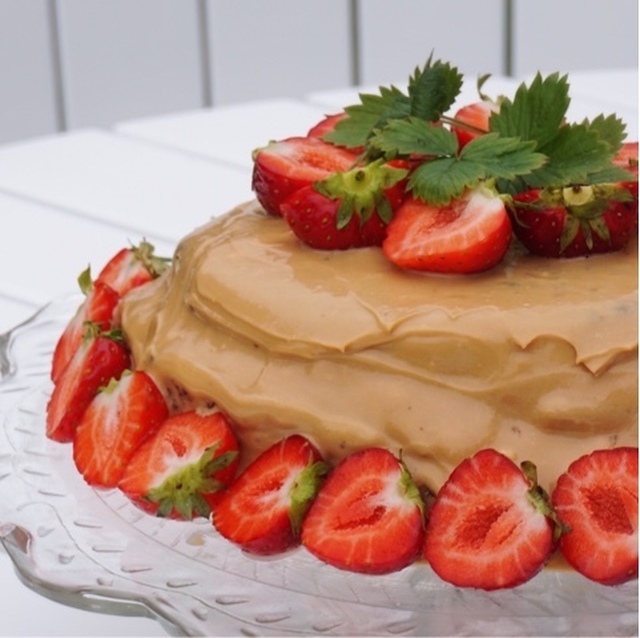 Dulce de leche mousse tårta med jordgubbar - och bästa tårtbotten