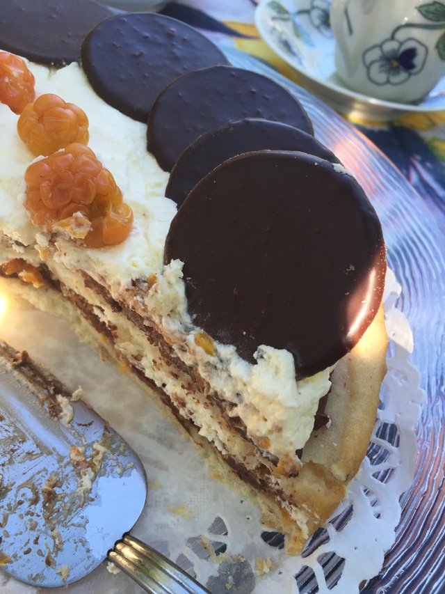 Bloggen fyller 5 år - jag firar med glutenfri festtårta med mandelbotten, chokladkräm och hjortron