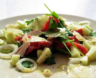 Oxfilécarpaccio med rucola, äpple och parmesanost