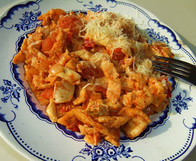 Tomat- och kycklingsås (till färskostpasta eller shiratakinudlar) + Avokado- och hallonglass