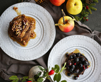 Amerikanska plättar med kanelstekta höstäpplen, blåbär och pekannötssirap