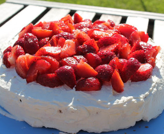 Jordgubbstårta gluten- och sockerfri