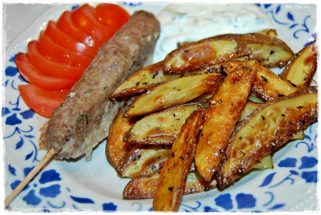 Lammfärsspett, klyftpotatis och tzatziki