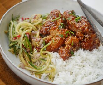 Crispy Sticky chicken med sesamfrön, syrlig asiatisk gurksallad och ris