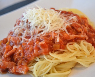 Capellini med tomat & baconsås