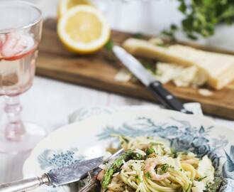 Pasta med räkor, sparris och mynta