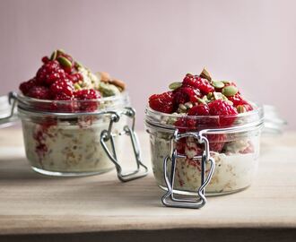 Overnight oats med rårörda hallon och mandel