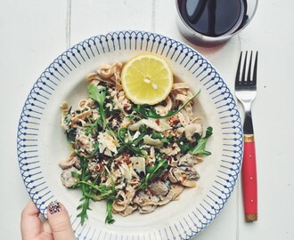 Pasta med svamp, ruccola, grädde och vin