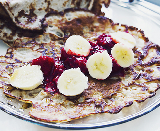 Helgfrukost – tunna bovetepannkakor med banan och hallon!