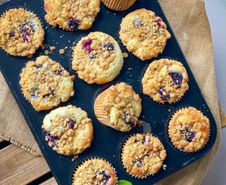 Blåbärsmuffins med cream cheese fyllning crumb på toppen