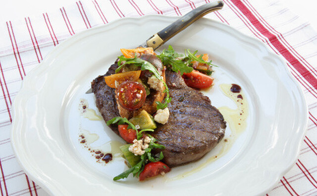 Grillad entrecote med tomatsallad och feta