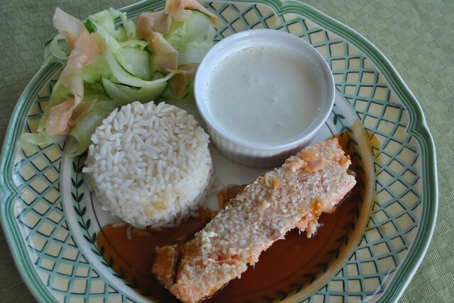 Asiatisk touch på varm sesamlax på en soyasåsspegel med ris, wasabikräm och ingefärsallad