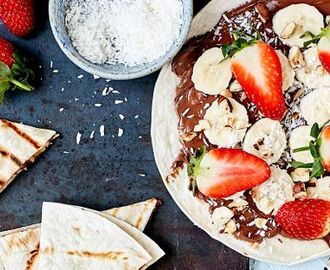 Grillade tortillabröd med nutella, bananer och hasselnötter