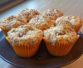 Äppelmuffins med havretopping.