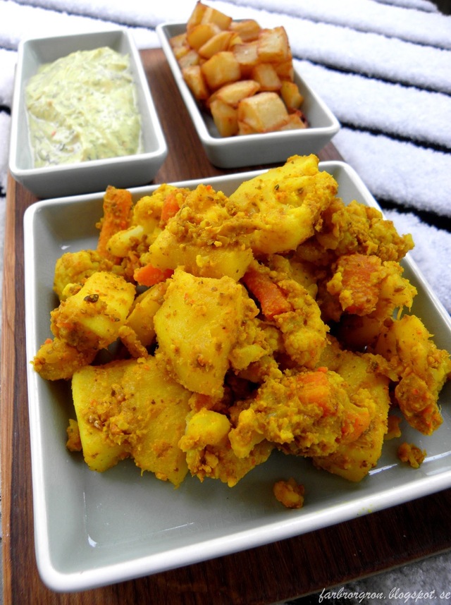 Indiskt " syrlig grönsaksgryta med friterad potatis och yogurthsås"