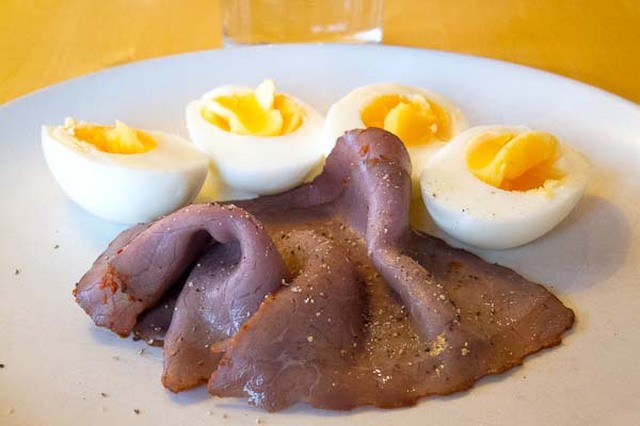 Dagens lunch: Rostbiff och kokt ägg