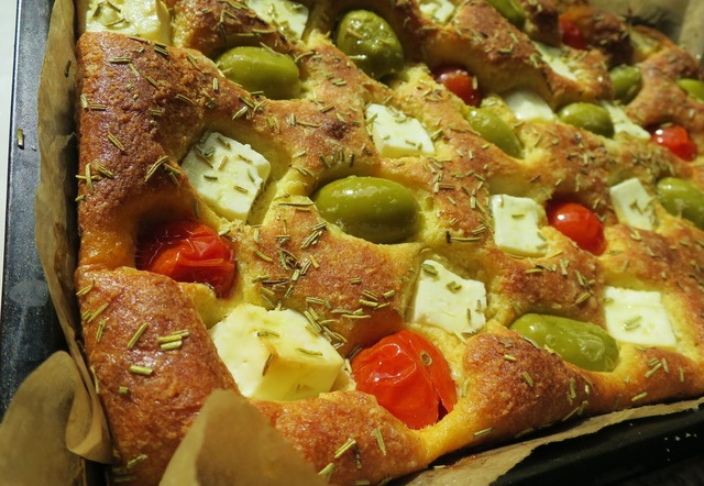 LCHF-Focaccia med äkta fetaost, stora gröna oliver och små söta körsbärstomater
