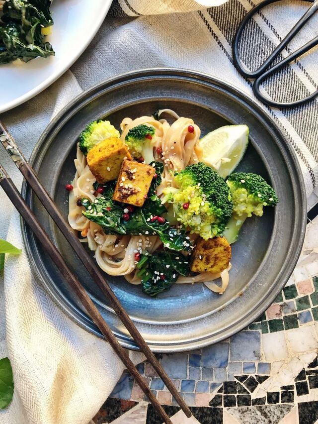 Risnudelsallad med kål, vårlök och broccoli
