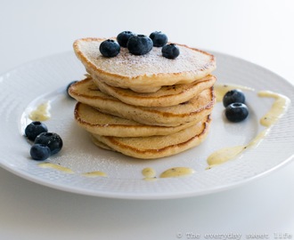 En lat söndagsfrukost med blueberry pancakes och kiwicurd
