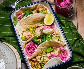 Fish Tacos med picklad rödlök och tomatsalsa