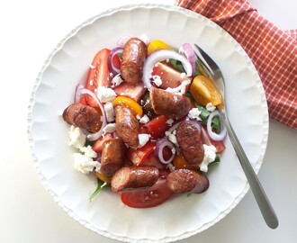 Enkel tomatsallad med lammkorv och chèvre