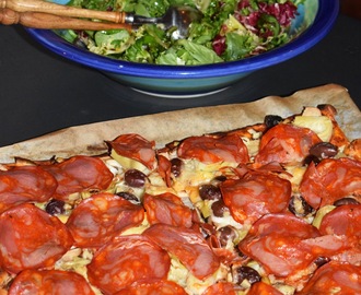 Pizza med kronärtskocka, oliver och choritzo