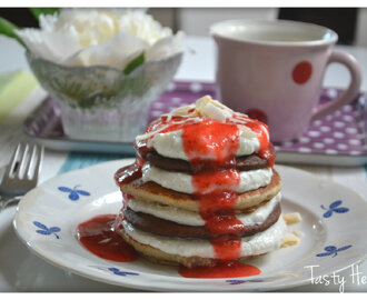 Pannkakssöndag: "Black & White"-pannkakor med vaniljkräm och jordgubbssås