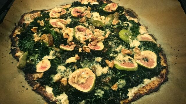 Grönkålspizza på blomkålsbotten (kålfest!)