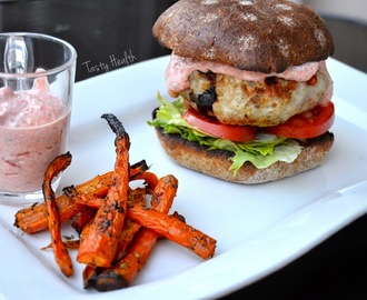 Kycklingburgare med grillad paprika & fetaostdressing och rostade morotsstavar - 348/397 kcal