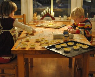 Julbaket! Lussebullar med en fyllning av hasselnötscréme.