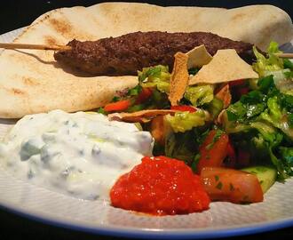 Kebabspett med fatoush och tzatsiki