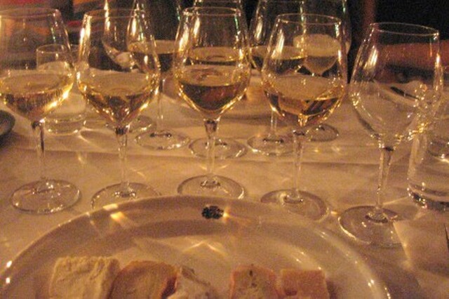 Vinprovning hos Winjas ost-och vinkällare